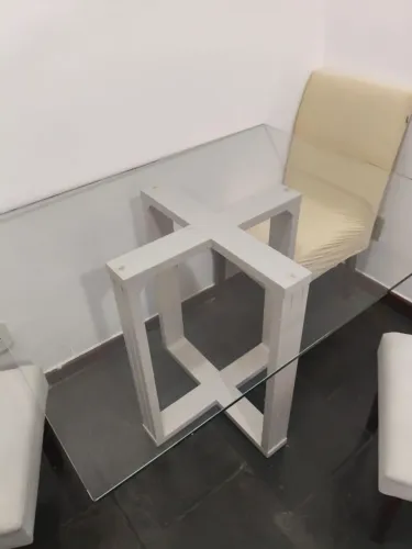 Mesa de vidro com quatro cadeiras