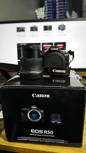 CANON R50