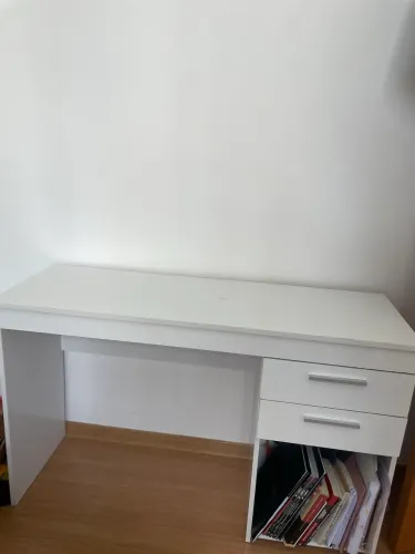 Mesa de computador branca 