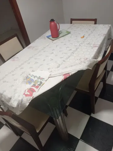 01 mesa de cozinha / 02 criado mudo / 02 Quadros / 01 mesa de compudador