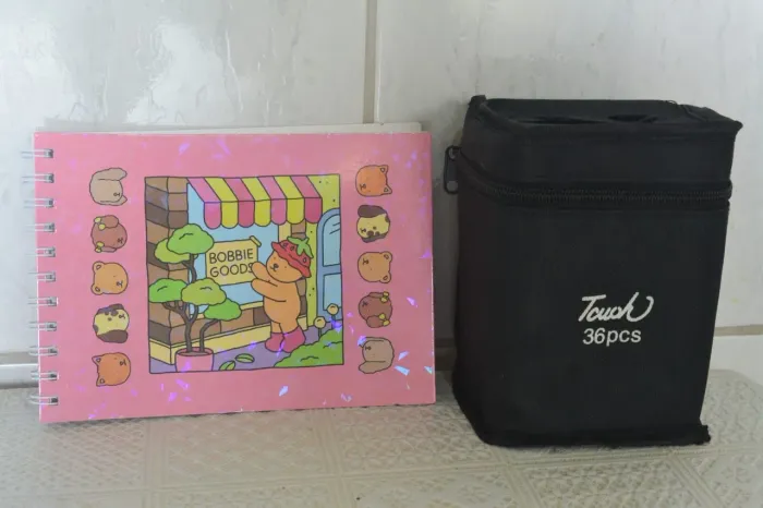 Bobbie Goods com 36 canetas coloridas