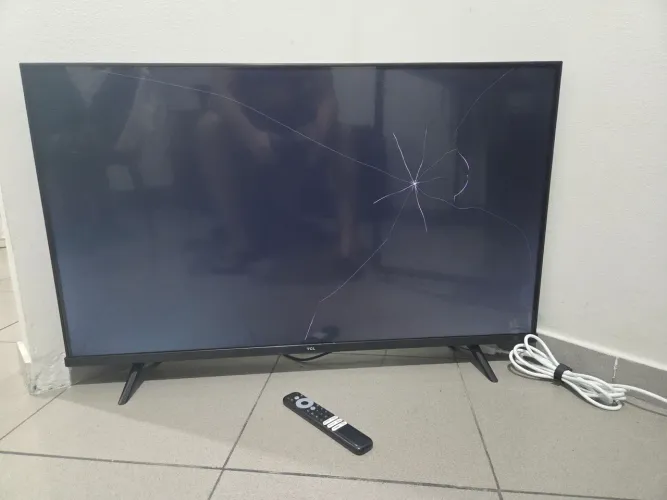 SMART TV TCL 43 POLEGADAS QUEBRADA PARA RETIRADA DE PEÇAS + CONTROLE