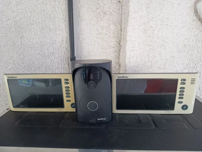 Vendo um kit vídeo porteiro Intelbras Iv 7000 Hf, com  dois  Monitores LCD 7 Polegadas. 