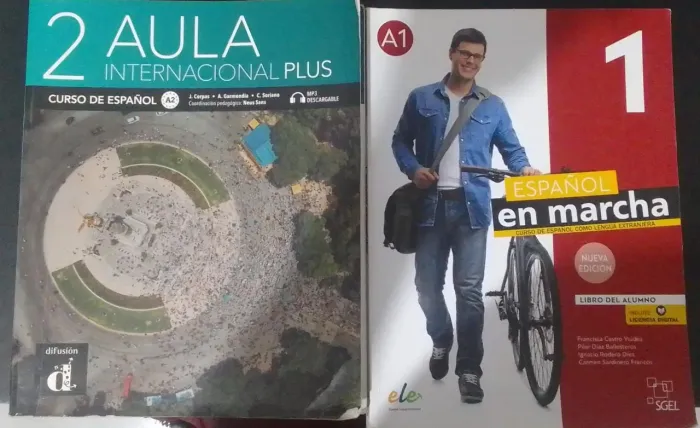VENDE-SE LIVROS DE ESPAÑOL PARA O CURSO DO CCL.