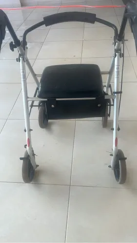 Andador com assento , com rodas e breque