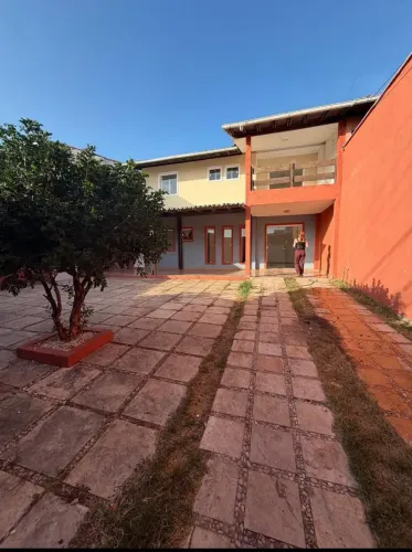 Alugo casa com área de apoio com churrasqueira - 3 quartos + escritório - ampla área solta