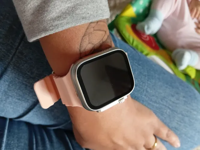 smartwatch modelo IWO W68 Ultra Max com pulseira de silicone rosa.