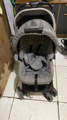 Carrinho de bebê e bebe conforto