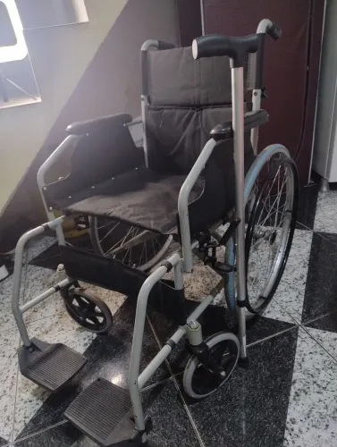 Cadeira de roda + 1 bengala muito pouco usada