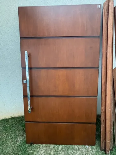 Portal Pivotante com puxador e fechadura