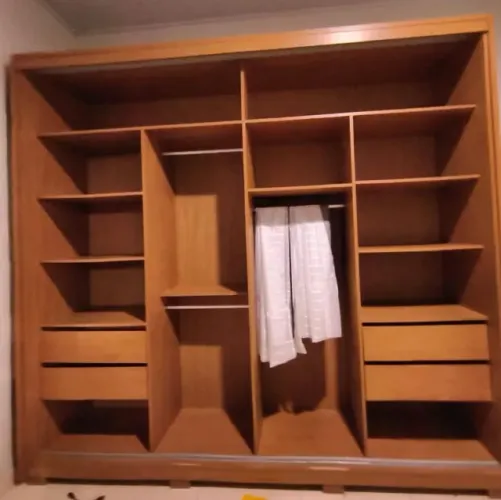 Guarda-roupas 3 portas (1 porta toda com espelho) 