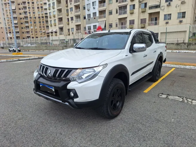 Mitsubishi L200 Tri. Outd. HPE 2.4 CD 4X4 Die. AUT 2021