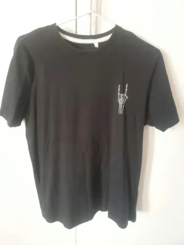 Camiseta Preta com estampa nas costas. Usada. Bem conservada.