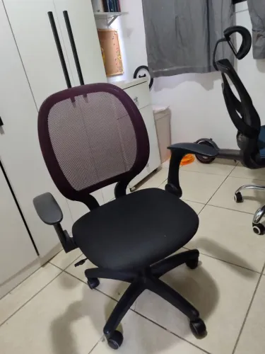 Cadeira super confortável- em ótimo estado de conservação - aguenta 150kg