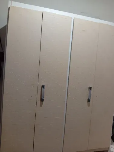 Guarda roupa com 4 portas e duas gavetas