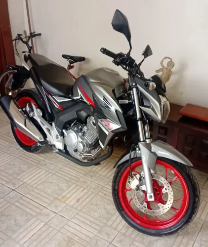 Vendo thuister 2018, com 30 mil km original... moto de particula sem detalhesr