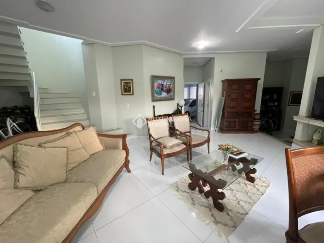 LINDA CASA 4 SUÍTES EM JURERÊ INTERNACIONAL.