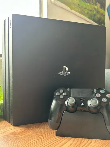 PS4 Pro Desbloqueado - Perfeito Estado + 10 Jogos Instalados