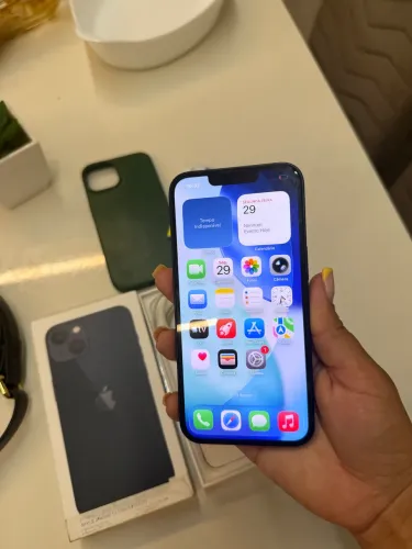 iPhone 13 meia noite novíssimo ?