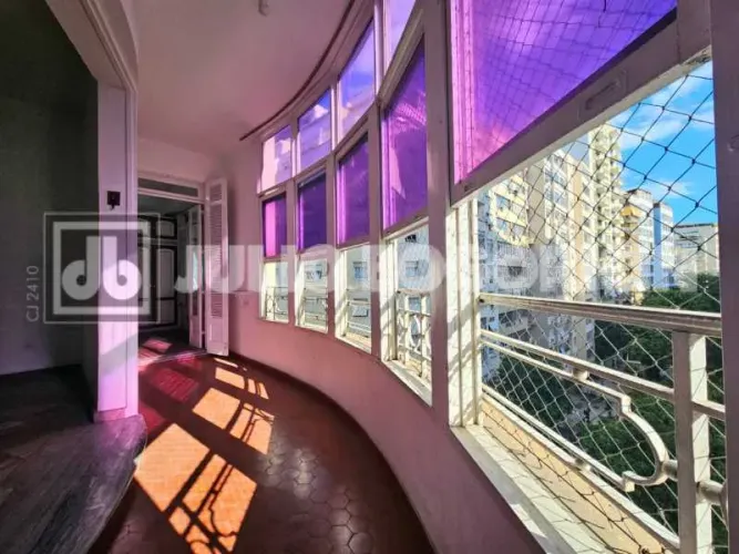 Flamengo! Prédio Clássico, amplo apartamento com salão, varanda interna, todo em piso de t