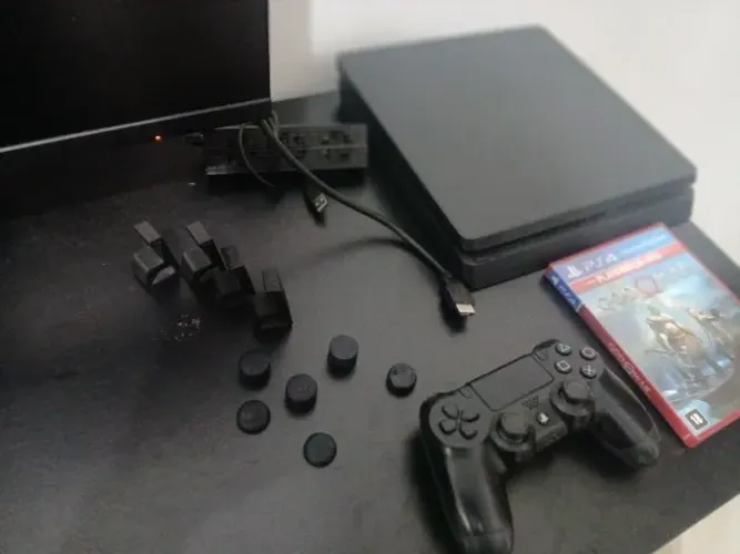 ps4 PlayStation 4 Slim 1TB Usado + 1 Controle + God of War + Kit de Acessórios