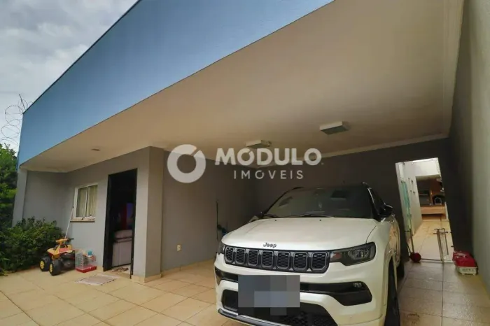 Casa residencial disponível para locação no bairro Santa Luzia.