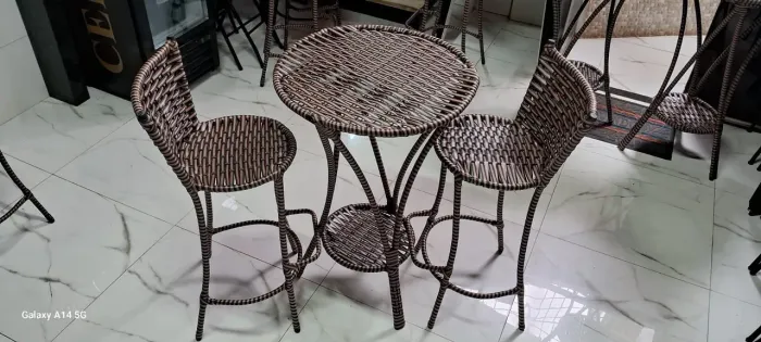 Jogo de banquetas com a mesa