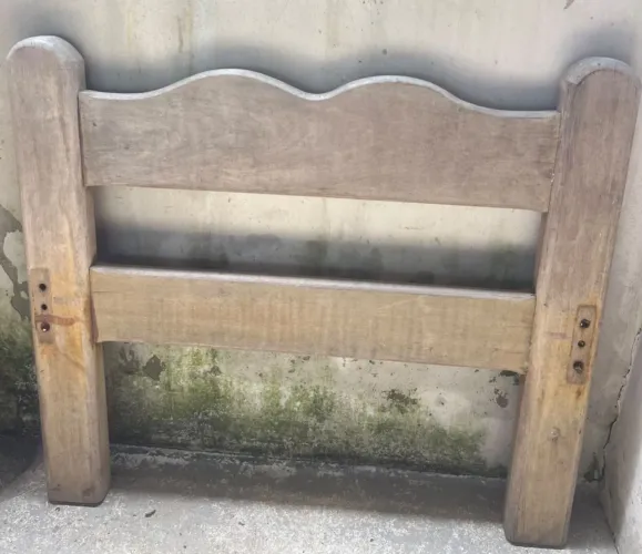 Cabeceira de cama em madeira maciça