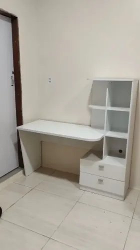 Escrivaninha Branca em Ótimo Estado