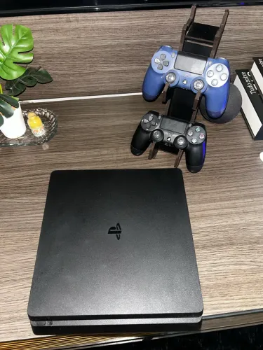 Ps4 slim 500gb (usado) acompanhado de 2 controles