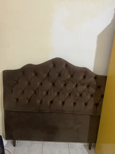 Cabeceira Estofada Cama Casal 1,38m X 1,88m Marrom com 1,50m de altura e pés na base