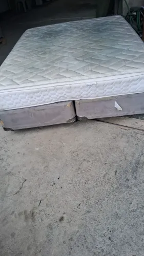 Vendo cama box completa com o colchão cama quem medida 1.98 por 1.58 Vendo por 250 reais