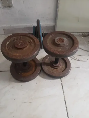 Vendo 2 Halter 10 kg e Barra mais 14 kg em Anilhas