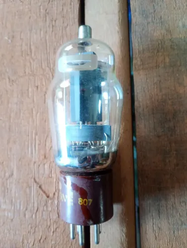 Válvula eletrônica 807