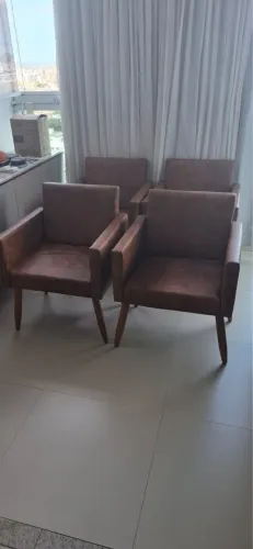 4 Cadeiras de couro marrom R$ 600,00