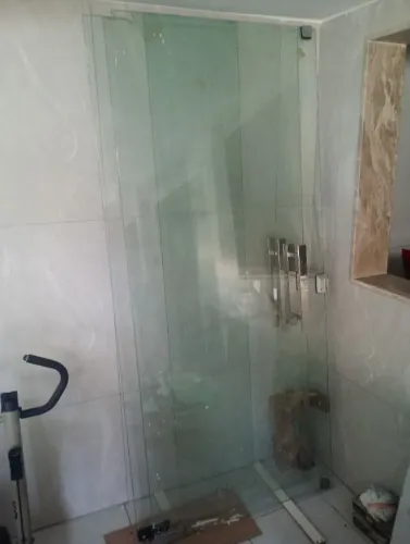 Portas de vidro Pivotantes com puxador e mola de piso. Tamanho: 2.20X0.94c