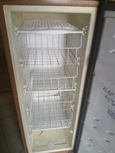 Frezer vertical gelando muito