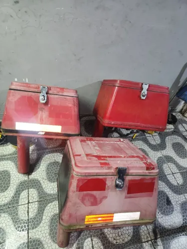 Vendo baú em boas condições 250.00cada ja com a churrasqueira