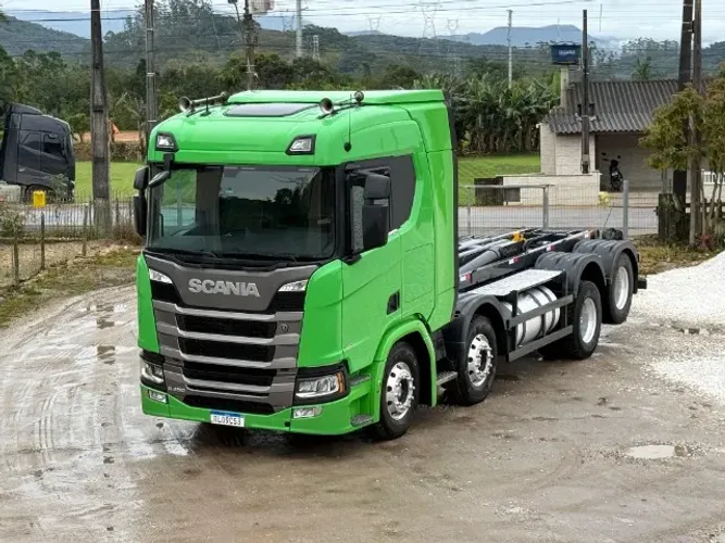 CAMINHÃO SCANIA R450 B8X2 COM ROLLON-ROLLOFF E JULIETA GRIMALDI ANO 2020