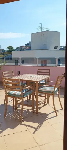 Conjunto e cadeiras de ferro com almofadas