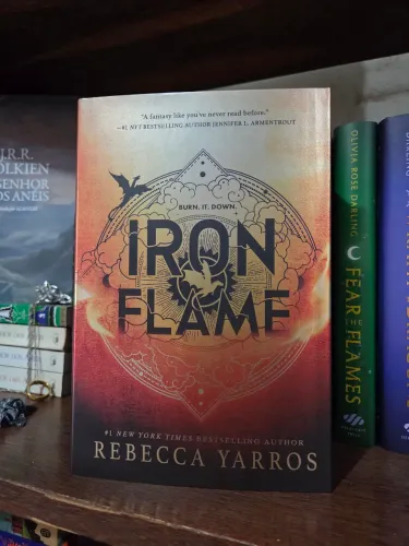 Livro Iron Flame Rebecca Yarros (Standart Edition)