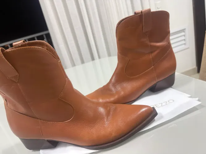 Bota Arezzo 38 couro caramelo salto baixo