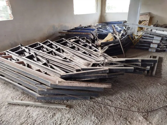VENDO 135 BANDEJAS DE PROTEÇÃO PRIMÁRIA PARA CONSTRUÇÃO CIVIL
