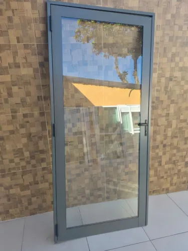 Porta alumínio 0,97 X 2,10 ( lado direito)