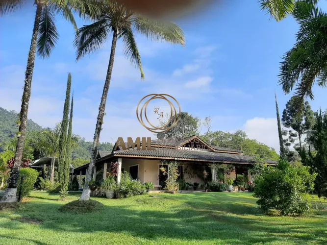 RA AMIL VENDE SITIO 16MIL M² COM RIO NOS FUNDOS, RUA SEM SAIDA, 2 PISCINAS, CAMPO FUTEBOL,