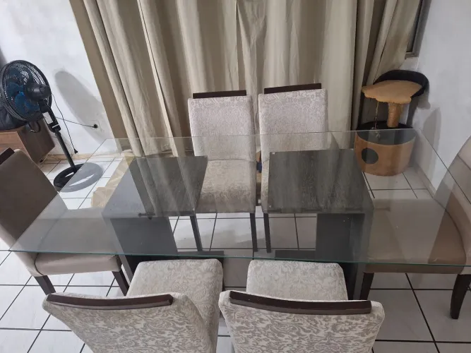 Mesa de Jantar com Tampo de Vidro + 6 Cadeiras Estofadas em Suede Bege
