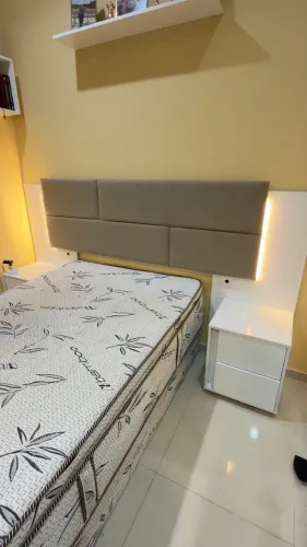 Cabeceira de casal estofada com LED+ cabeceira