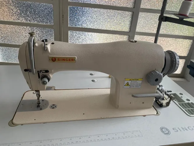 Máquina de costura reta industrial Singer