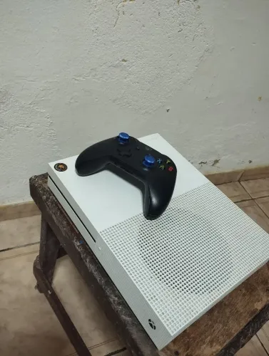 Xbox one S acompanha 2 pares de pilhas recarregáveis e carregador 