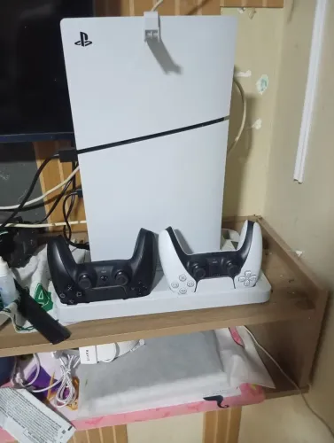 Vende-se ps5 slim com 2 controle e suporte de resfriamento